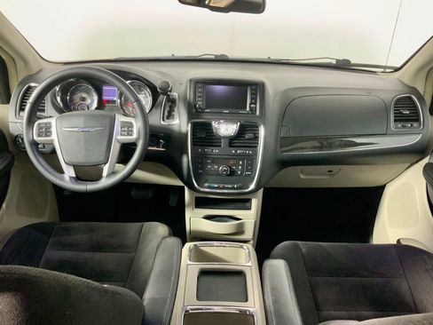 Used 2014 Chrysler Town & Country Touring FWD image 19