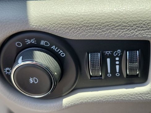 Used 2023 Chrysler Pacifica Touring-L FWD image 16
