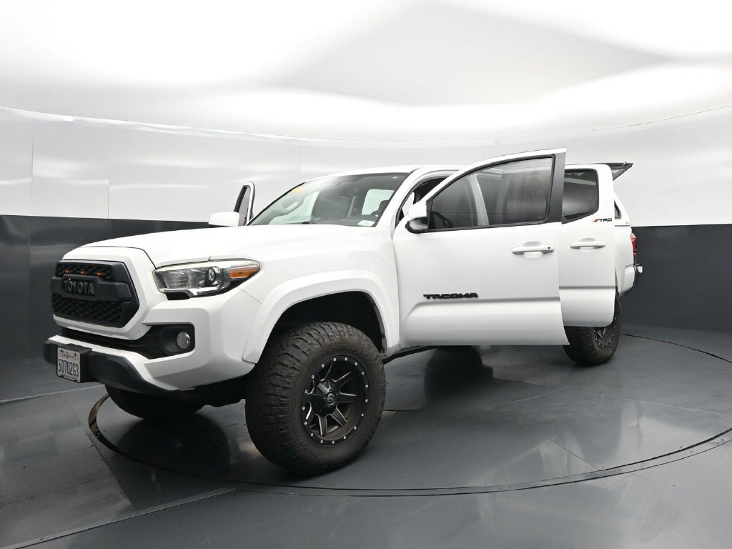 Used 2017 Toyota Tacoma SR5 w/ Tow Package AWD/4WD image 26