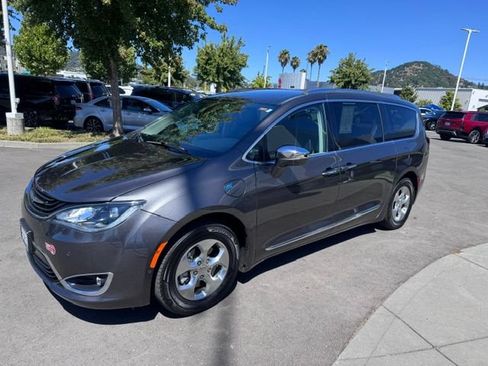 Used 2018 Chrysler Pacifica Limited w/ Advanced Safetytec Group FWD image 3