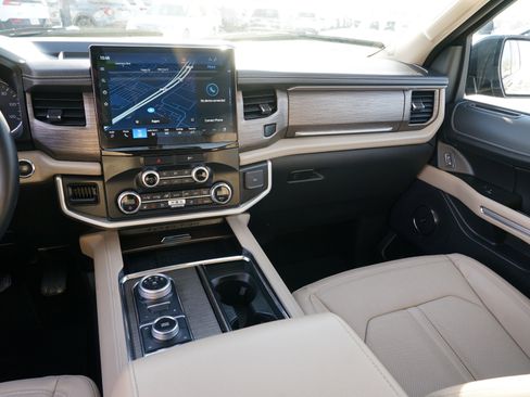 Used 2022 Ford Expedition Limited image 24