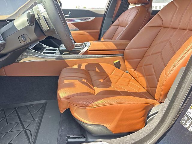 Used 2026 BMW 760i xDrive w/ Executive Package AWD/4WD image 17