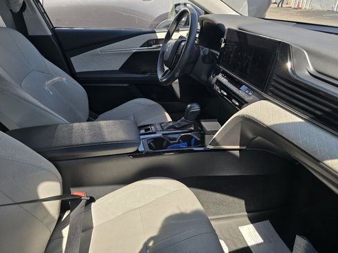 Used 2025 Toyota Camry XLE AWD/4WD image 10