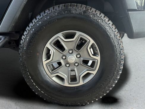Used 2018 Jeep Wrangler Unlimited Rubicon w/ Dual Top Group AWD/4WD image 15