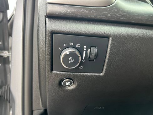 Used 2018 Jeep Grand Cherokee Altitude AWD/4WD image 17