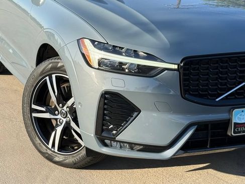 Used 2022 Volvo XC60 B5 R-Design FWD image 4