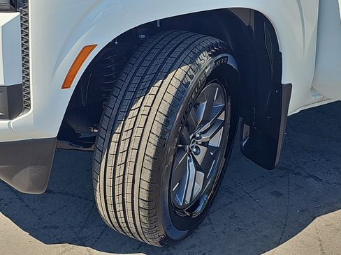 Used 2025 Nissan Frontier SV image 30