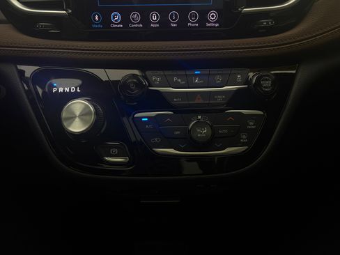 Used 2019 Chrysler Pacifica Limited w/ Tire & Wheel Group FWD image 28
