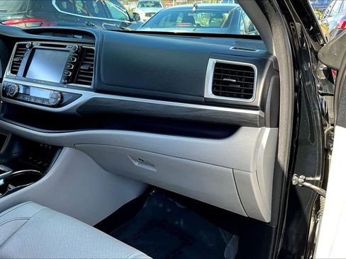 Used 2017 Toyota Highlander Limited Platinum image 18