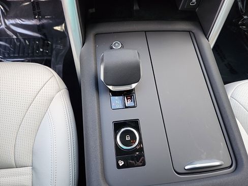 Used 2025 Land Rover Discovery S image 16