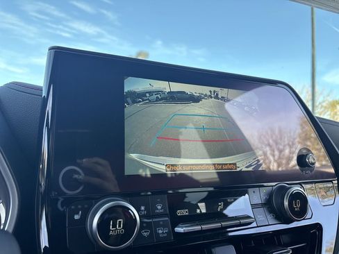 Used 2023 Toyota Highlander L image 15