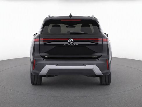 Used 2026 Volkswagen Tiguan SE AWD/4WD image 7