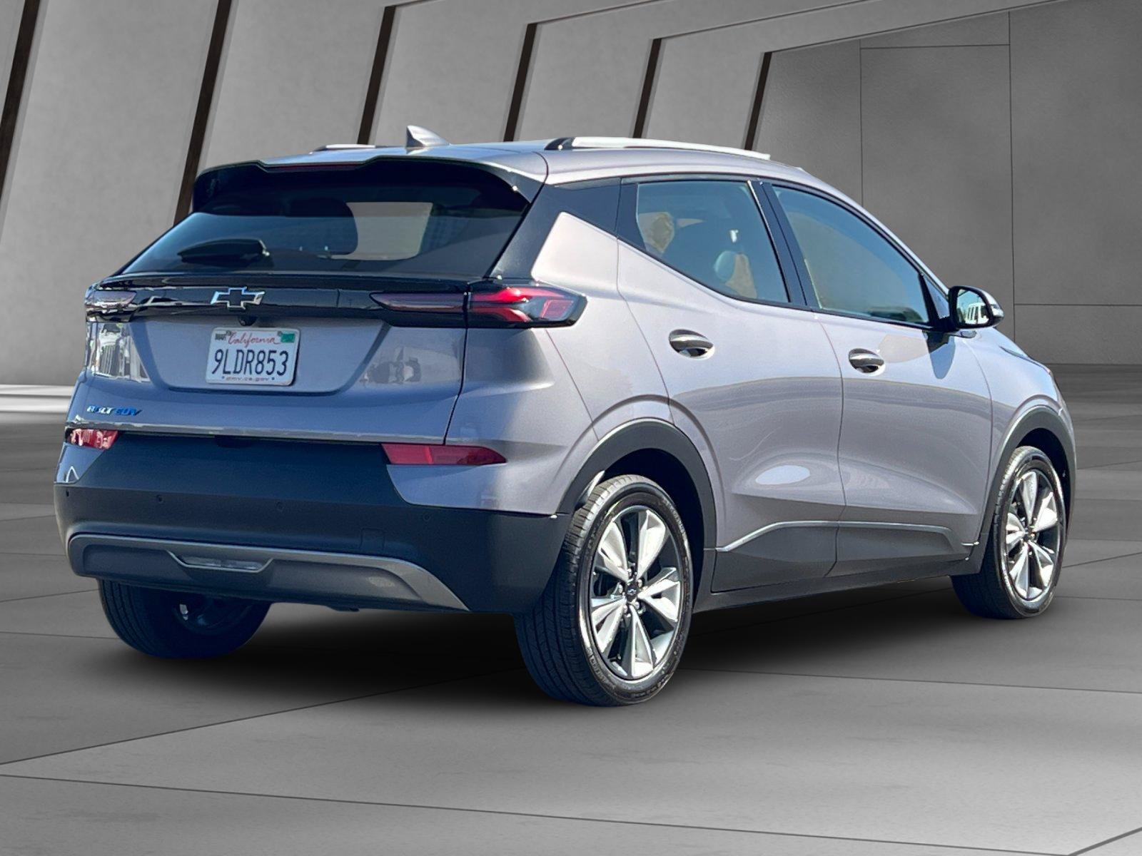 Used 2023 Chevrolet Bolt EUV LT w/ Convenience Package FWD image 4