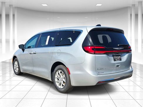 New 2026 Chrysler Pacifica Select FWD image 5