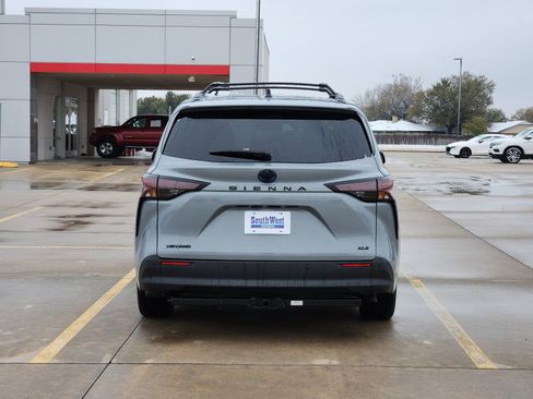 Used 2025 Toyota Sienna XLE Woodland Edition image 8