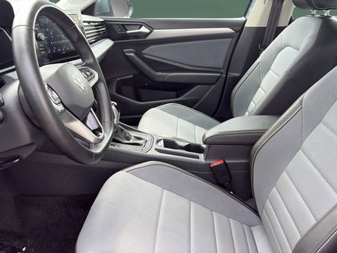 Used 2025 Volkswagen Jetta SE FWD image 17