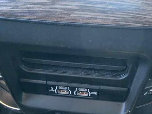 Used 2019 RAM 1500 Laramie AWD/4WD image 11