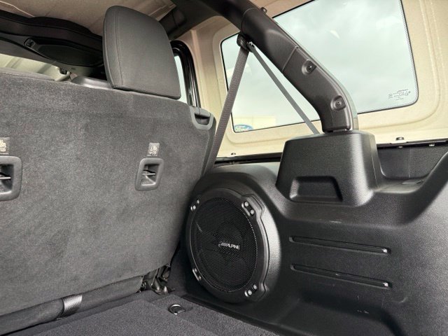 Used 2018 Jeep Wrangler Unlimited Sahara AWD/4WD image 35