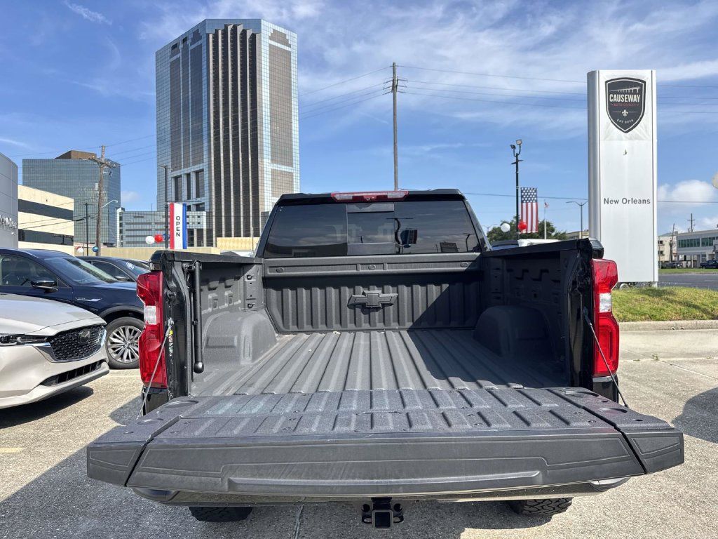Used 2025 Chevrolet Silverado 1500 ZR2 w/ Technology Package AWD/4WD image 8