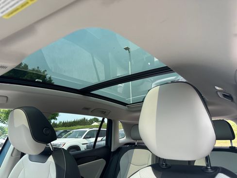 Used 2025 Volkswagen Tiguan SE w/ Panoramic Sunroof Package AWD/4WD image 22