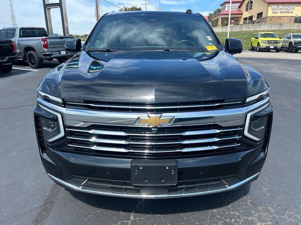 Used 2025 Chevrolet Suburban LT AWD/4WD image 2