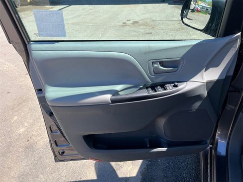 Used 2020 Toyota Sienna L w/ Carpet Mat Package image 18