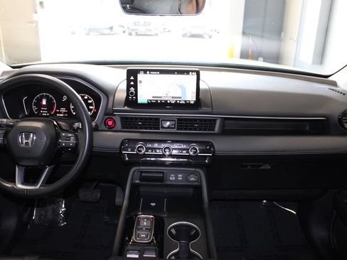 Used 2025 Honda Pilot Touring image 14