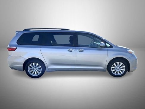 Used 2017 Toyota Sienna Limited image 4