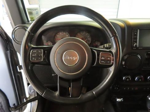 Used 2017 Jeep Wrangler Unlimited Sahara AWD/4WD image 7