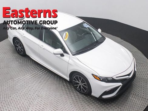 Used 2023 Toyota Camry SE FWD image 3