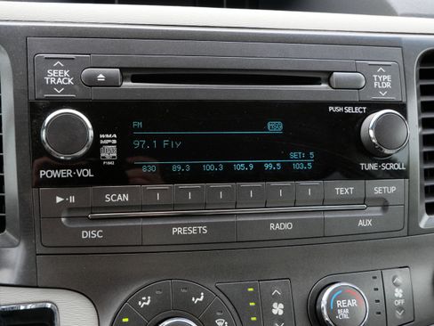 Used 2011 Toyota Sienna LE w/ Towing Pkg FWD image 22