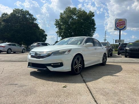 Used 2017 Honda Accord Touring image 7