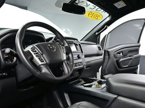 Used 2019 Nissan Titan SV w/ SV Convenience Package image 16