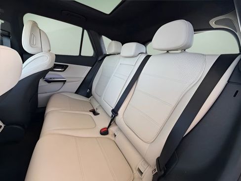Used 2025 Mercedes-Benz GLC 350e 4MATIC image 32