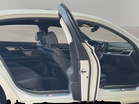 Used 2019 BMW 750i image 15