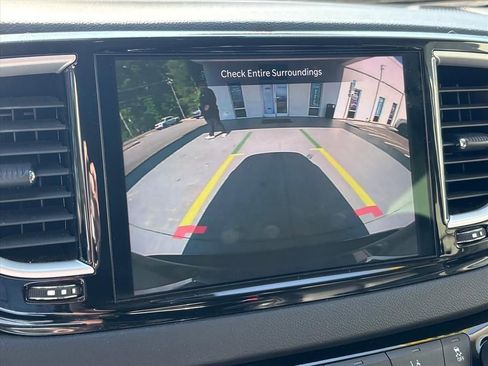 Used 2023 Chrysler Pacifica Touring-L FWD image 6
