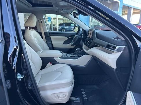 Used 2024 Toyota Highlander XLE AWD/4WD image 32