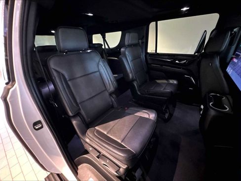 Used 2023 GMC Yukon XL Denali w/ Advanced Technology Package AWD/4WD image 32