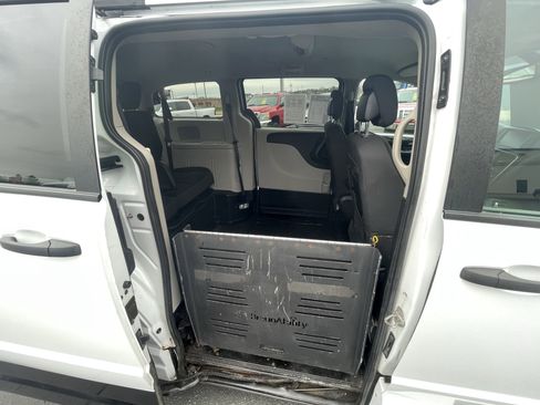 Used 2019 Dodge Grand Caravan SE image 25