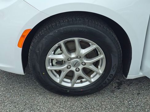 Used 2024 Chrysler Pacifica Touring-L image 27