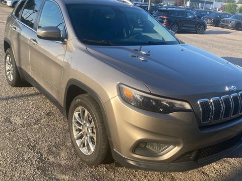 Used 2019 Jeep Cherokee Latitude Plus w/ Comfort/Convenience Group FWD image 2