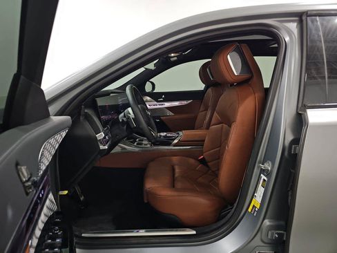Used 2023 BMW i7 xDrive60 AWD/4WD image 4