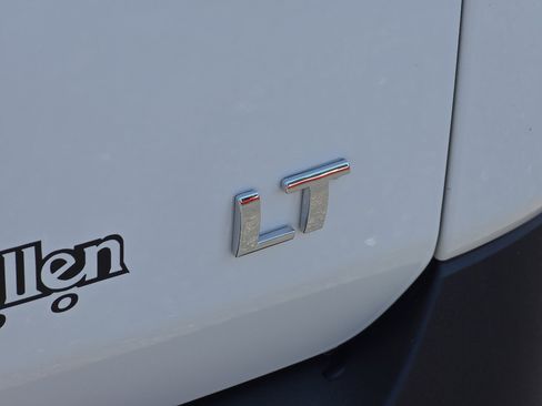 Used 2023 Chevrolet Traverse LT FWD image 17