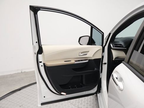 Used 2022 Toyota Sienna XLE FWD image 16