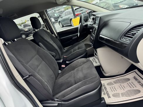 Used 2019 Dodge Grand Caravan SE w/ UConnect Hands-Free Group image 13