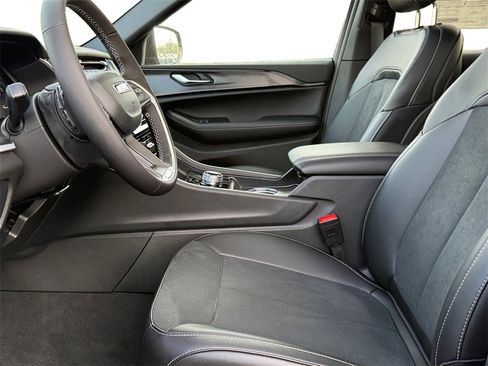 New 2025 Jeep Grand Cherokee Altitude image 9