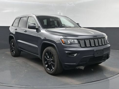 Used 2018 Jeep Grand Cherokee Altitude AWD/4WD image 8