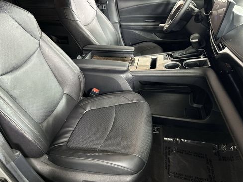 Used 2025 Toyota Sienna Limited image 27