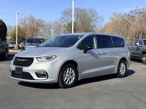 Used 2024 Chrysler Pacifica Touring-L image 24