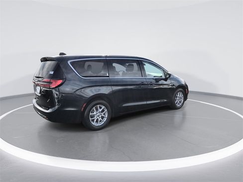 Used 2024 Chrysler Pacifica Touring-L image 8